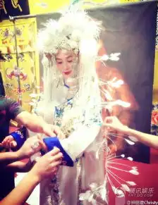  钟丽缇晒京剧婚照与张伦硕戏曲扮相中西混搭