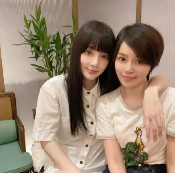 李小璐与闺蜜聚餐,身材曼妙,谁注意到楼顶超大露台有钱真好