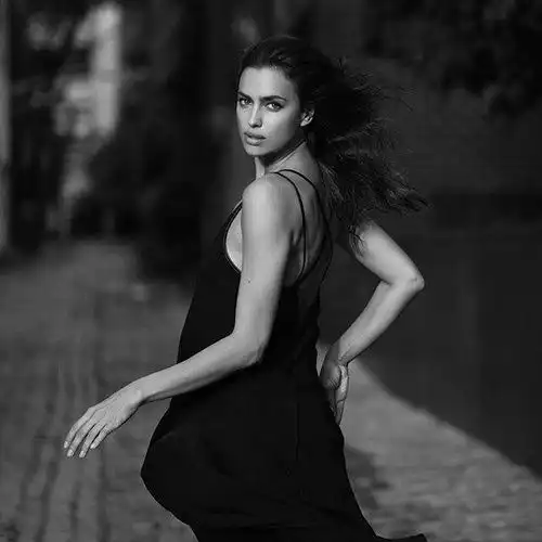  大家觉得伊莲娜的气质颜值身材水平如何只有两...