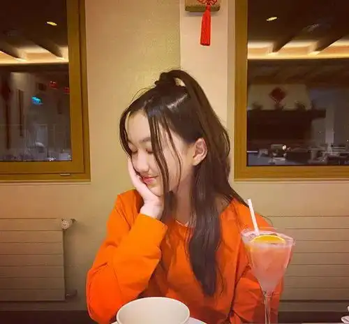 李嫣国外做饭被嘲笑,用番茄炒榨菜,和闺蜜一起哈哈大笑