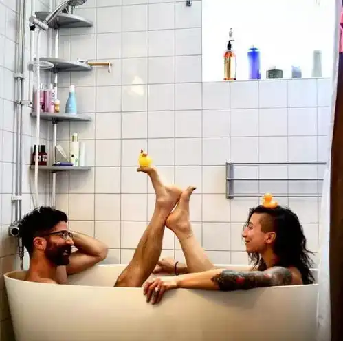  朋友圈秀恩爱的姿势都弱爆了,这对情侣就喜欢在浴缸秀恩爱