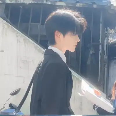  独一无二与众不同高清情侣头像夏天傍晚的高中手臂总是粘着我的卷子