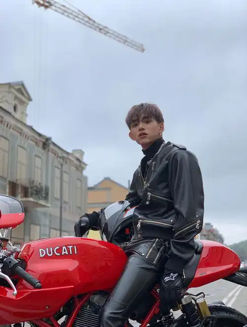  开着摩托直奔老婆接老婆啦