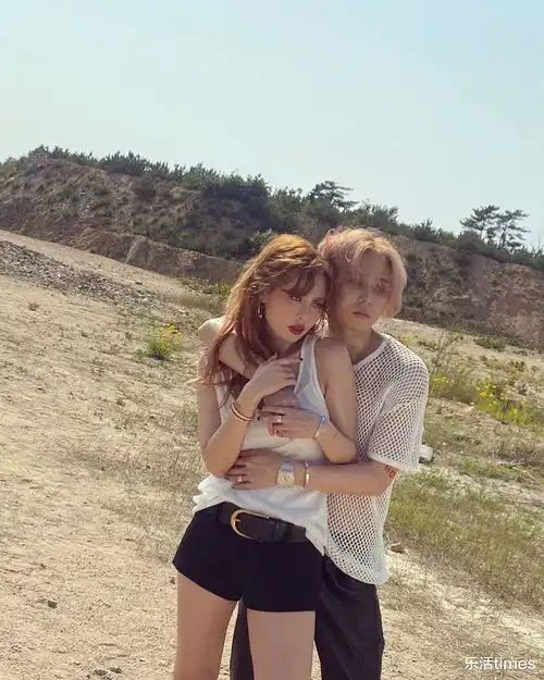  泫雅男友拍写真互拥彼此秀恩爱,手上戴宝格丽高调放闪