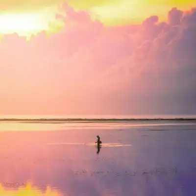  夕阳风景头像,火红的太阳与云朵相伴着太美了