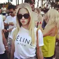  情侣头像一个生气一个求抱抱的动漫图片