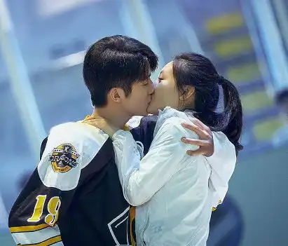  本以为张新成够帅了,当看到吴倩的溜冰男教练后,抱歉我变心了