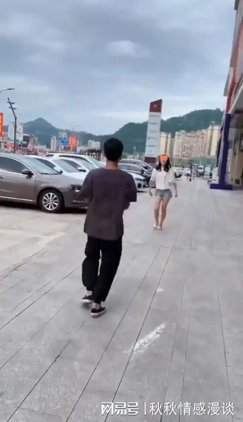  一对情侣逛街,偶遇男子初恋女友,他甩开女友的手着急奔向前女友