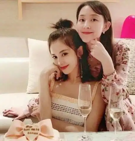 组图娜扎27岁生日姐姐出镜庆生长发披肩温柔端庄