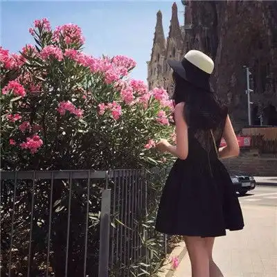  最新版2018女生小清新背影花海头像我能给你一场不分手的恋爱