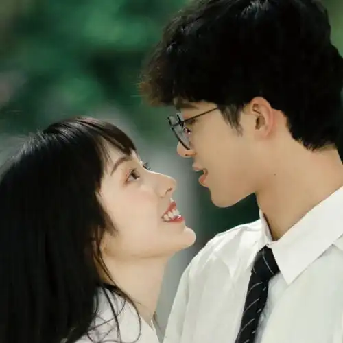  2021年了还有谁没对象的吗还不快找一个