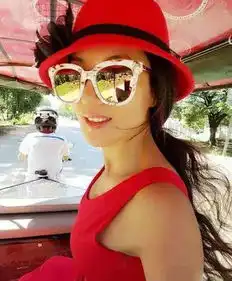  50岁大妈身材完爆18岁少女与儿子似情侣