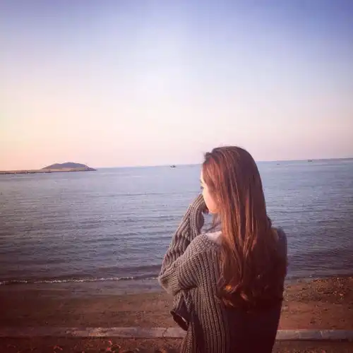  女生头像背影海边