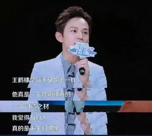 何炅坐高铁被偶遇,穿搭时尚头发浓密,背影年轻如同二十岁小伙
