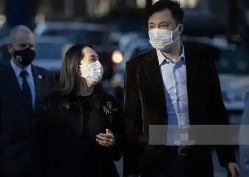  孟晚舟携老公压马路,穿一身黑和老公似情侣装,造型温柔又大气