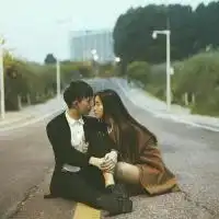  情侣头像一个人坐在椅子上的2016唯美浪漫的情侣头像