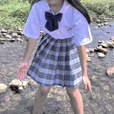  网易云热评抢女同桌糖吃,好兄弟看见后,说了句话,同桌脸唰地变红