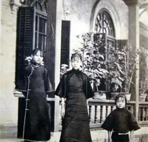  张宗昌姨太太罕见旧照白俄5姐妹颜值出众,写的诗让人眼前一亮