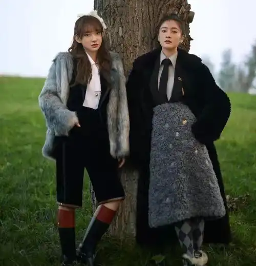 张雪迎程潇闺蜜大片出炉,两人化身穿搭博主,靓丽造型美如画
