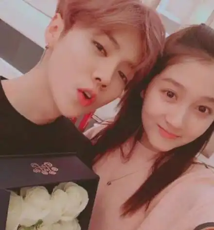  鹿晗为关晓彤庆生,低调地像老夫老妻,背后却藏着深情