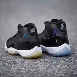  这双鞋跟显示45号的乔丹11,难道是假货