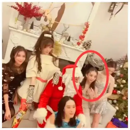 方媛带娃参加闺蜜圣诞节派对,穿公主裙美得似少女
