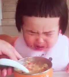  2岁宝宝吵着吃饭,张开大嘴巴,吃东西的样子让人犯馋