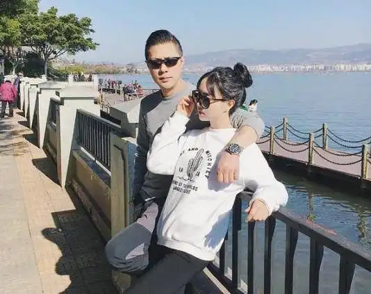  最年轻爸爸走红,与女儿上街似情侣,女孩无奈这真是我亲爹