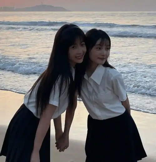 虞书欣海边与闺蜜晒合照,身穿学生装似少女,造型超可爱
