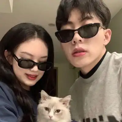  2022最新版情侣头像一男一女成熟真正爱你的人总怕给你的不够