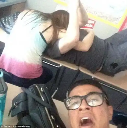  各国情侣公共场所不雅亲热照曝光