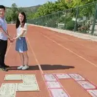 情侣头像校园风操场走在学校操场上的情侣头像