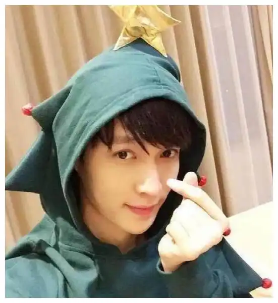  带你参观张艺兴住的豪宅,卧室有超大落地窗,平时喜欢在这休息