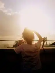  240x320手机待机图片潜意识里我温暖的行走溺爱的光