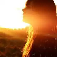  找张图像唯美夕阳森林边头向左黑衣侧脸闭眼仰头长发伤感女生头像