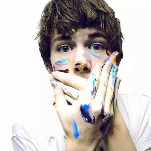  大腹便便的广告男