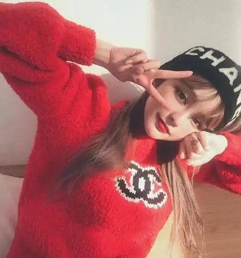 爱情失意事业得意周扬青站豪车前晒照,自称女民营企业家