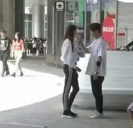  鹿晗恋情早现端倪,竟有这么多情侣同款,关晓彤已到法定结婚年龄