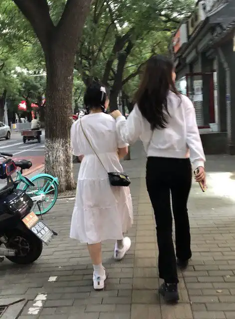 好闺蜜又来我家蹭饭,做饭时婆婆提醒我以后千万别让她来了