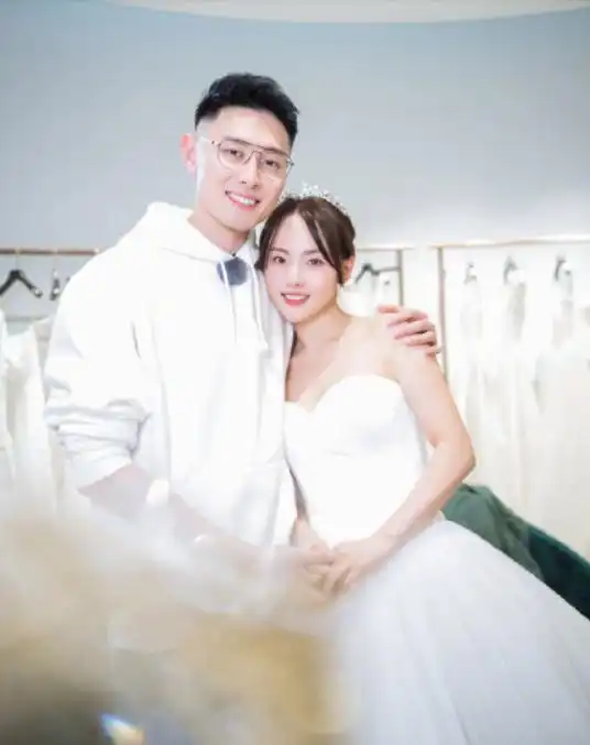  白敬亭情人节变柠檬精,95后沈月变表情包少女,但会玩的还是他