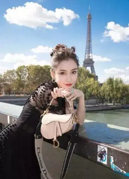  巴黎时装周红黑榜杨颖完美逆袭,甜美的她造型却似大妈