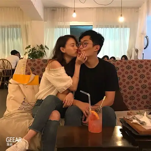  情侣照就要这样拍跟着这对韩国拍出抓着人眼球的另类放闪照