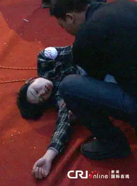  安徽合肥50多对情侣上演接吻大赛有人当场晕倒