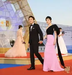 明星夫妻秀恩爱姚晨老公获奖感动拥抱,邓超孙俪互相比爱心告白