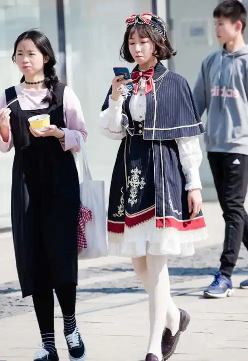 没想到有一天会被弹簧袜圈粉,搭匡威鞋绝了,潮成时尚达人