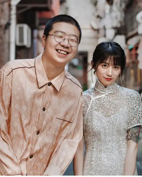  李诞黑尾酱情侣写真,温柔可爱配上调皮捣蛋也是很有看头