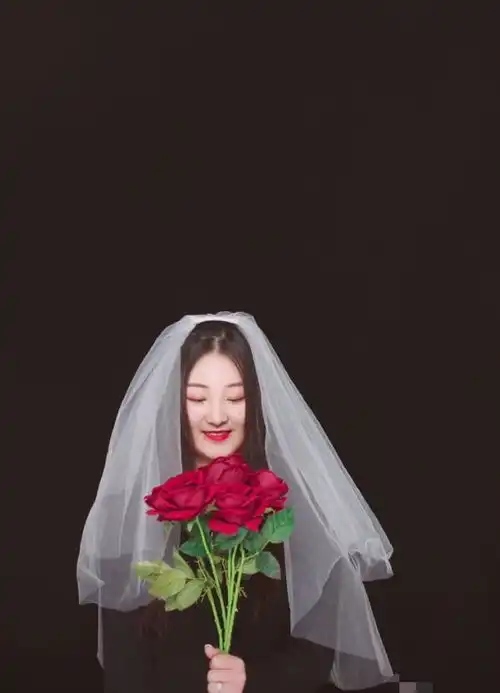 大衣哥儿媳和闺蜜拍写真,穿紧身旗袍显细腰,穿学生装清纯可人