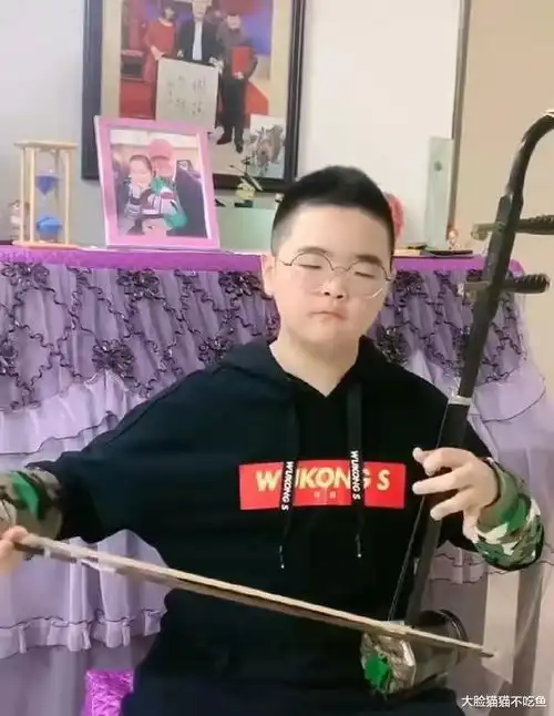  乡村爱情中谢腾飞的扮演者曹桐睿晒自己13岁生日照被网友戏称同比例长大