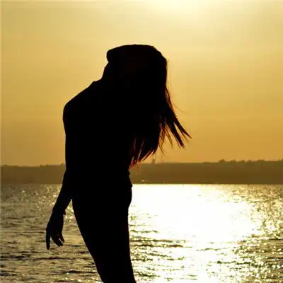  人物剪影头像,人体的轮廓是这样的美丽