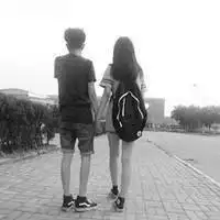  有没有情侣背影两个人一起的qq头像,不是分开的